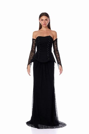 Robe de soirée en dentelle noire avec détail péplum